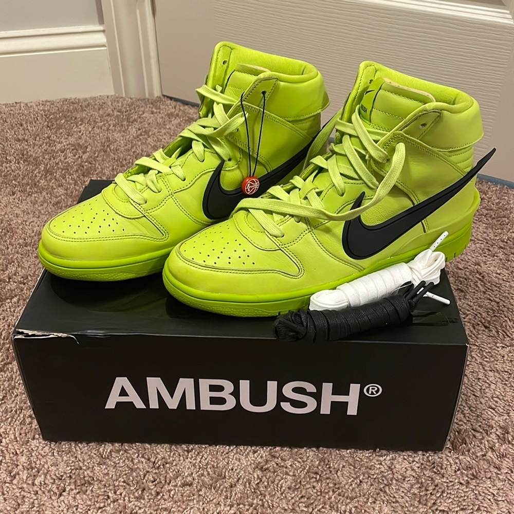 Nike AMBUSH X DUNK HIGH 'FLASH LIME'
Yellow unisex